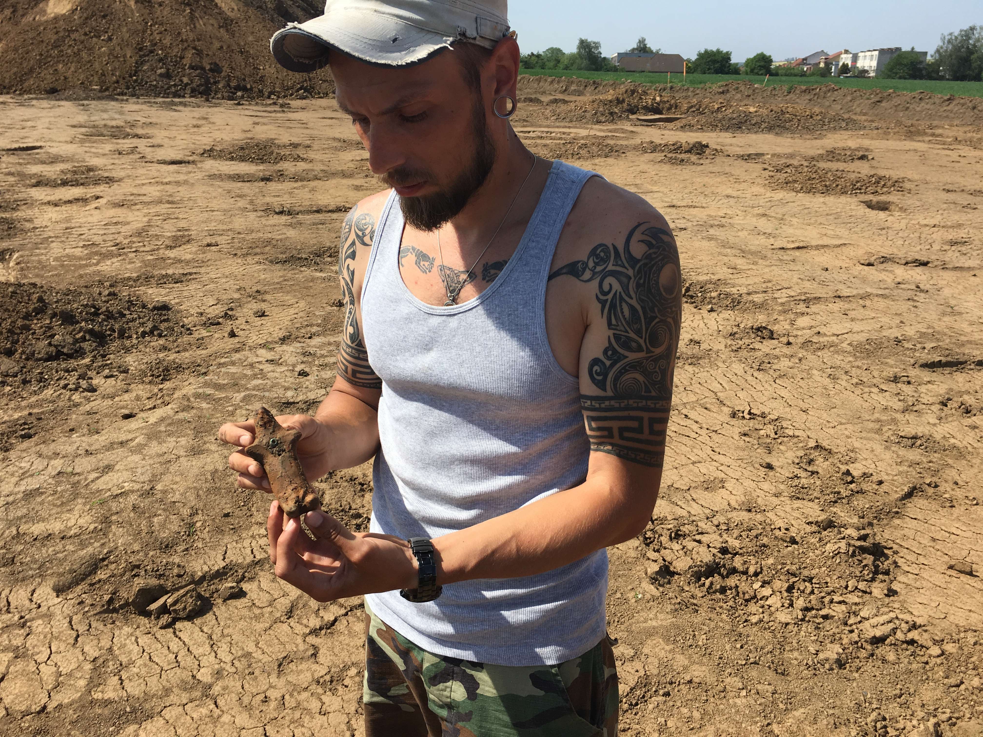 Archeolog Miroslav Popelka se soškou
