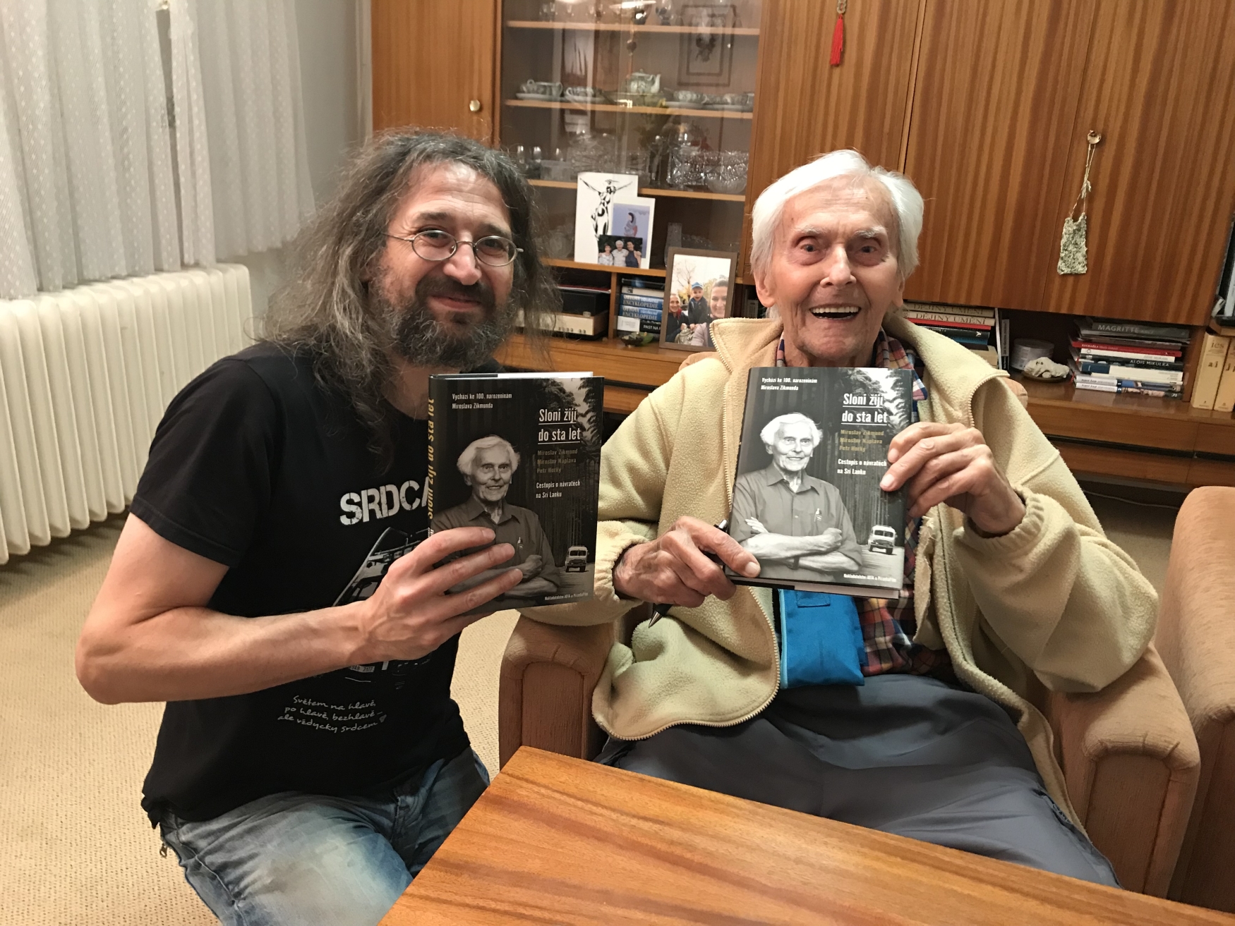 Miroslav Zikmund a Miroslav Náplava při předání knihy Sloni žijí do sta let 