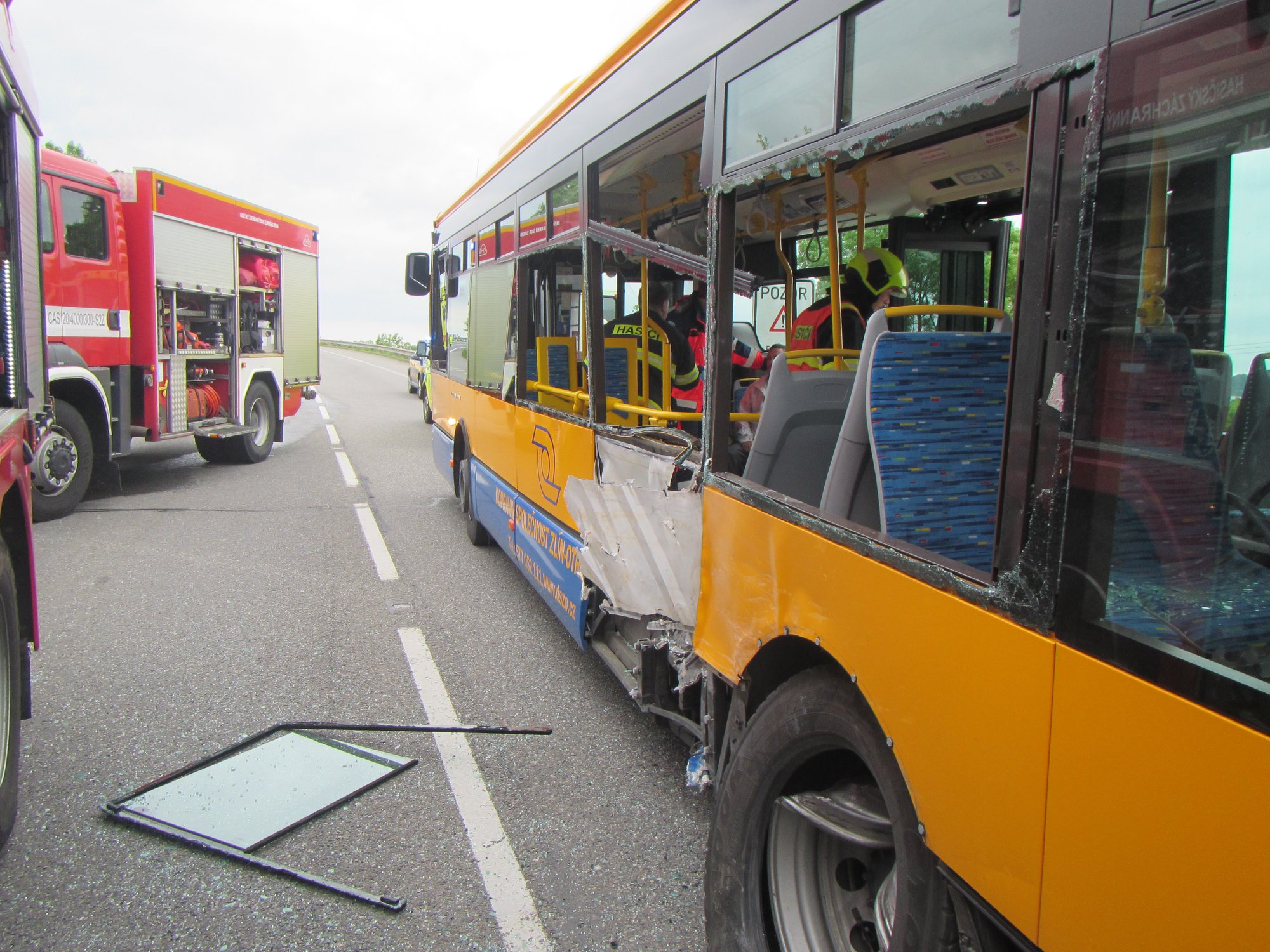 Nehoda autobusu s dodávkou u Tlumačova na Zlínsku