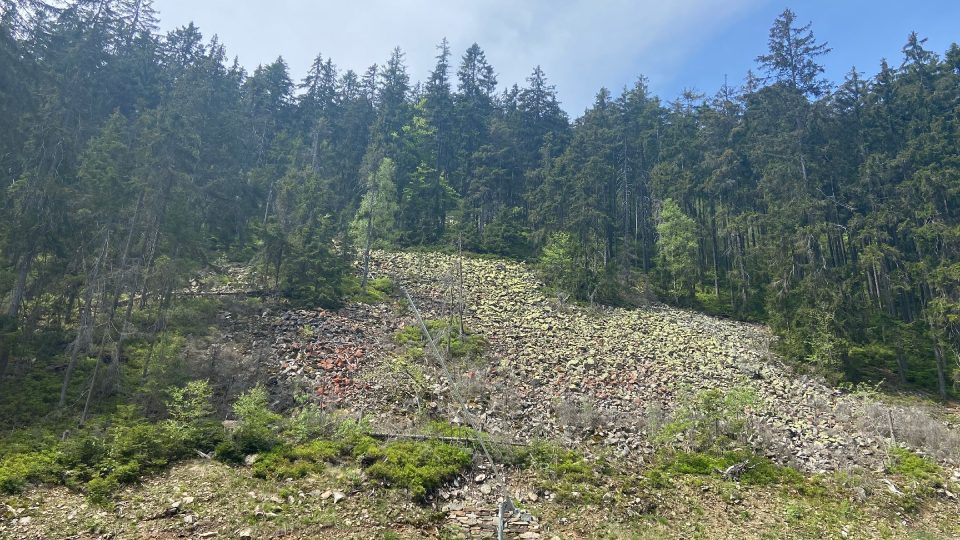 Na vrcholu hory objevíte mohutné kamenné moře | foto: Jana Strejčková, Český rozhlas Na vrcholu hory objevíte mohutné kamenné moře