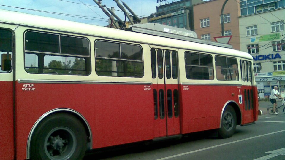 Historický trolejbus při projížďce Zlínem
