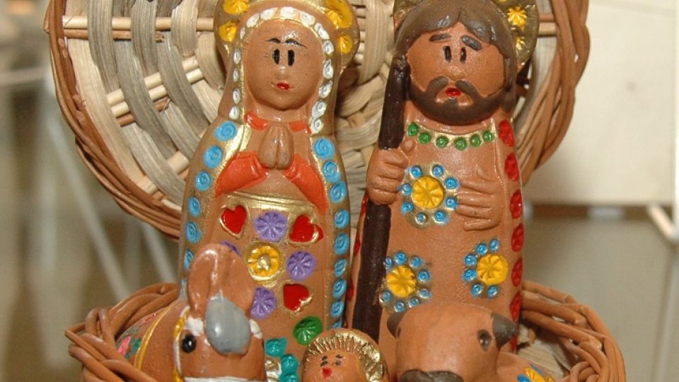Svatá Rodina. Kolem r. Španělsko. Malovaná keramika, výplet. Ze sbírky Jarmily Haldové, Sedloňov