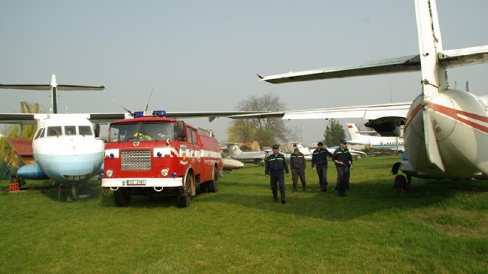 S umýváním letadel pomahají i hasiči