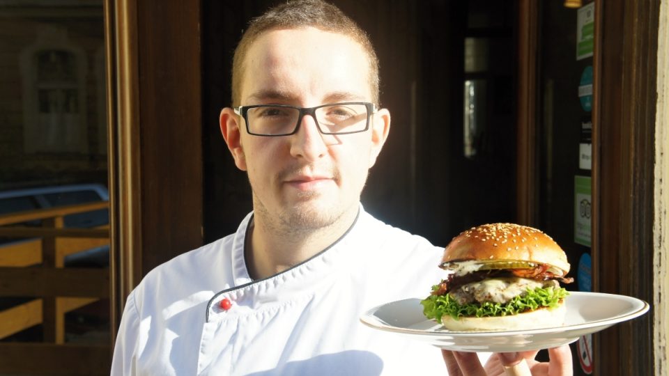 Jiří Janouch z DISH fine burger bistra s burgerem