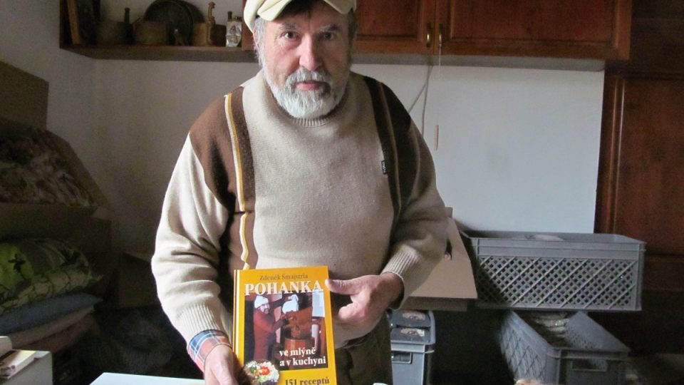 Mlynář se svou knihou receptů | foto: Pavel Šmajstra Mlynář se svou knihou receptů
