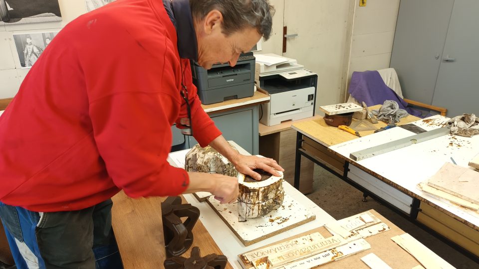 Dílna Josefa Tkadlece, zvonař, Halenkov na Vsetínsku, forma pro vrchní část zvonu | foto: Silvie Pospíšilová, Český rozhlas Dílna Josefa Tkadlece, zvonař, Halenkov na Vsetínsku, forma pro vrchní část zvonu