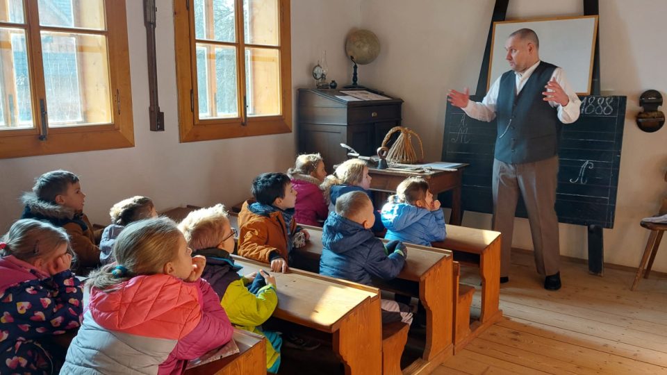 Program pro děti o masopustních tradicích ve staré škole ve Valašském muzeu v přírodě v Rožnově pod Radhoštěm