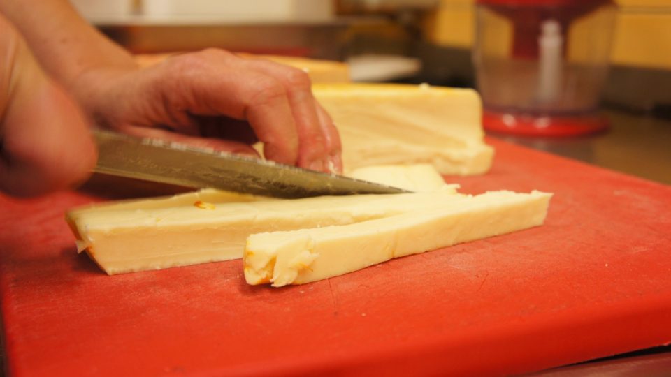 Všechny druhy sýra si nakrájíme na kostičky a dáme do misky
