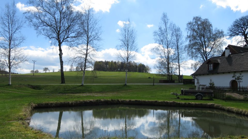 Místo, které Antonín Slavíček využil v roce 1904 pro obraz U nás v Kameničkách, se příliš nezměnilo, Volákův kopec v pozadí