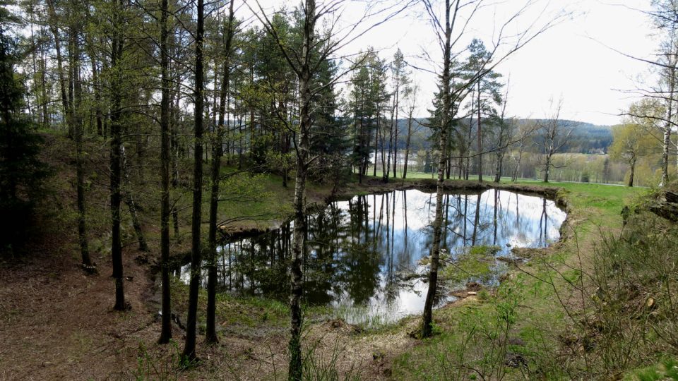 Zatopený lom na vrcholu Volákova kopce