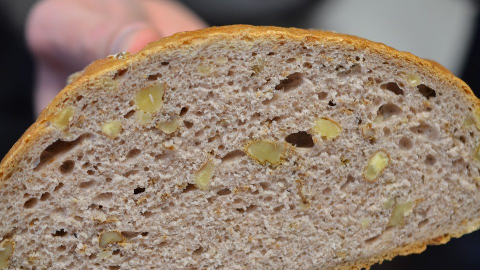 Chléb by se měl krájet rovně. Říká se, že kdo se nesrovná s chlebem, ten se nesrovná ani s lidmi