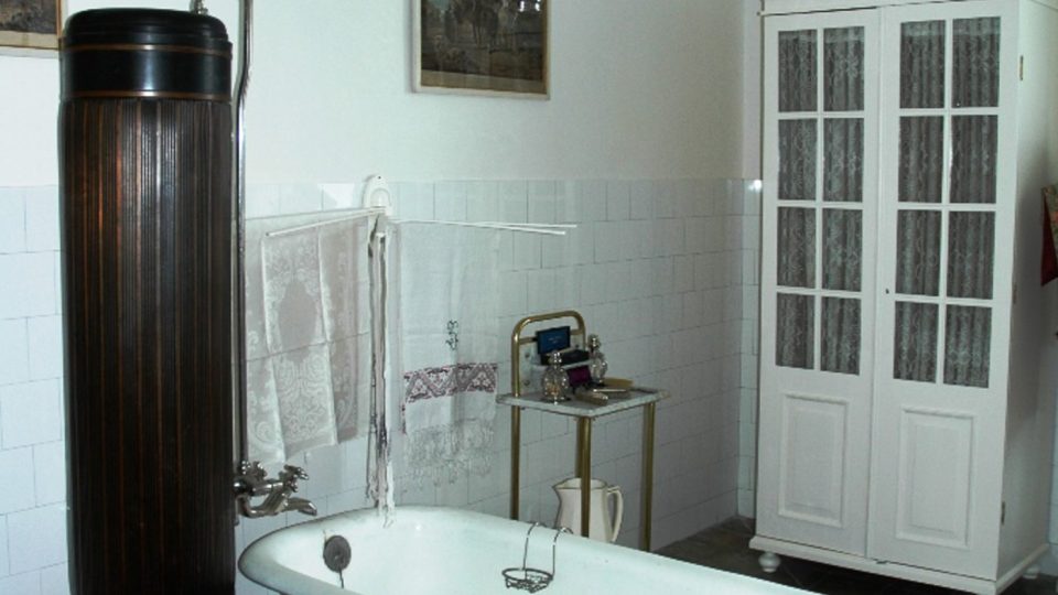Samozřejmostí byly i moderní koupelny s tekoucí teplou a studenou vodou