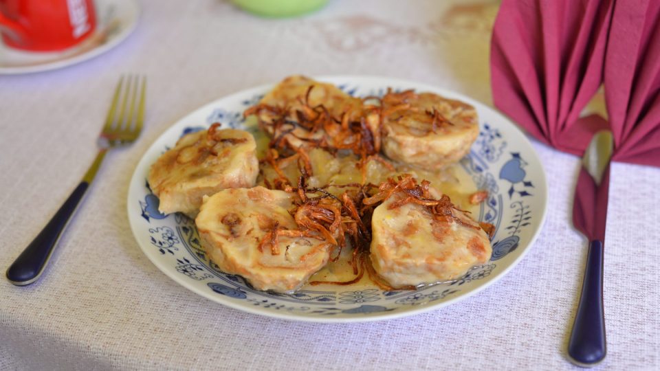 Škvarkové knedlíky s cuketovým zelím jako dobrota k obědu