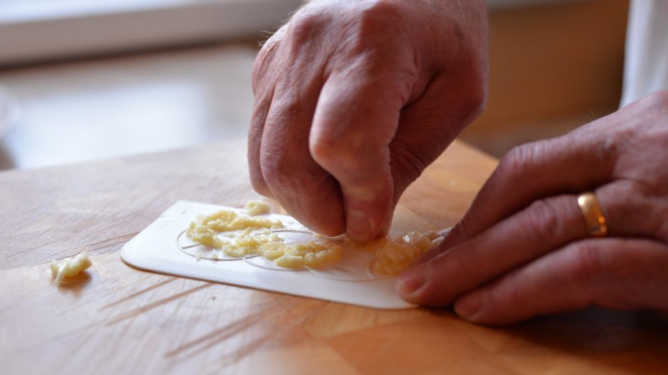 Nastrouháme si 4 stroužky česneku