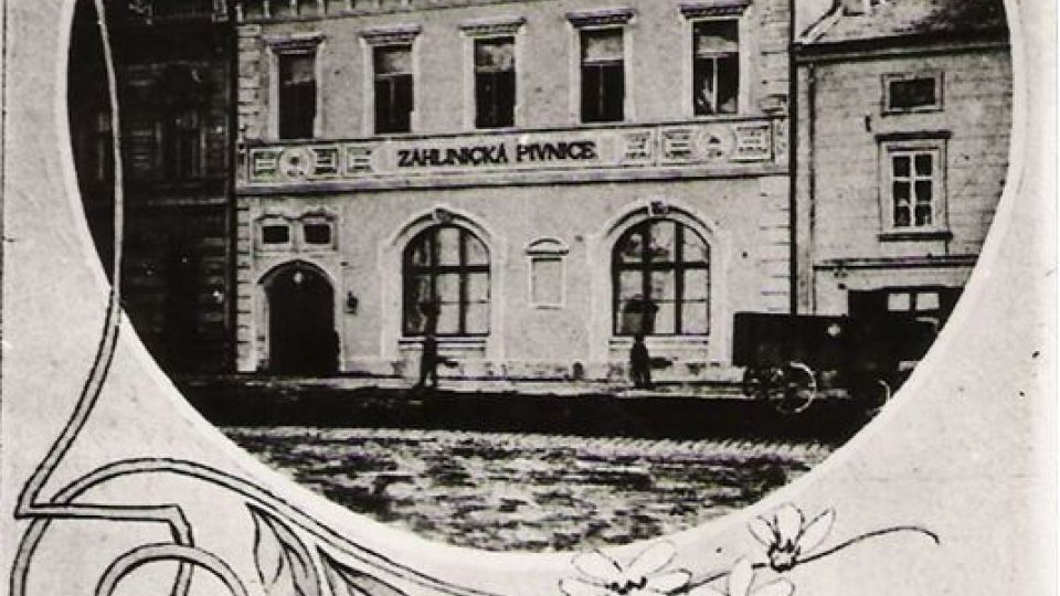 Záhlinická pivnice v Holešově se sálem a jevištěm, který vybavil Čtenářský spolek, Podhoran a Sokol
