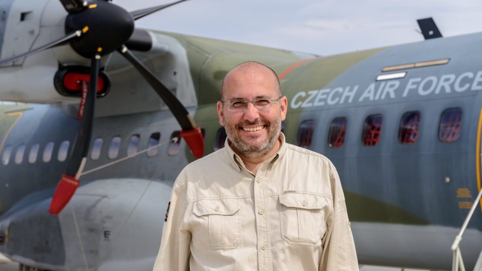 Miroslav Bobek při transportu koní Převalského u armádního letou CASA