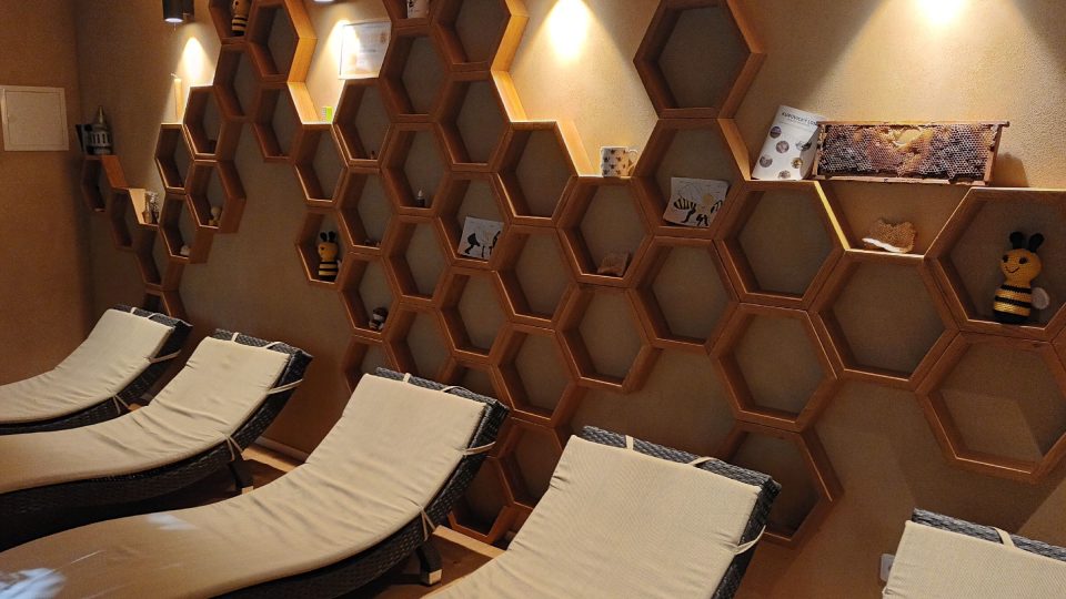 V Apicentru jsou i lehátka vybízející k relaxaci. Celý prostor navíc krásně voní medem