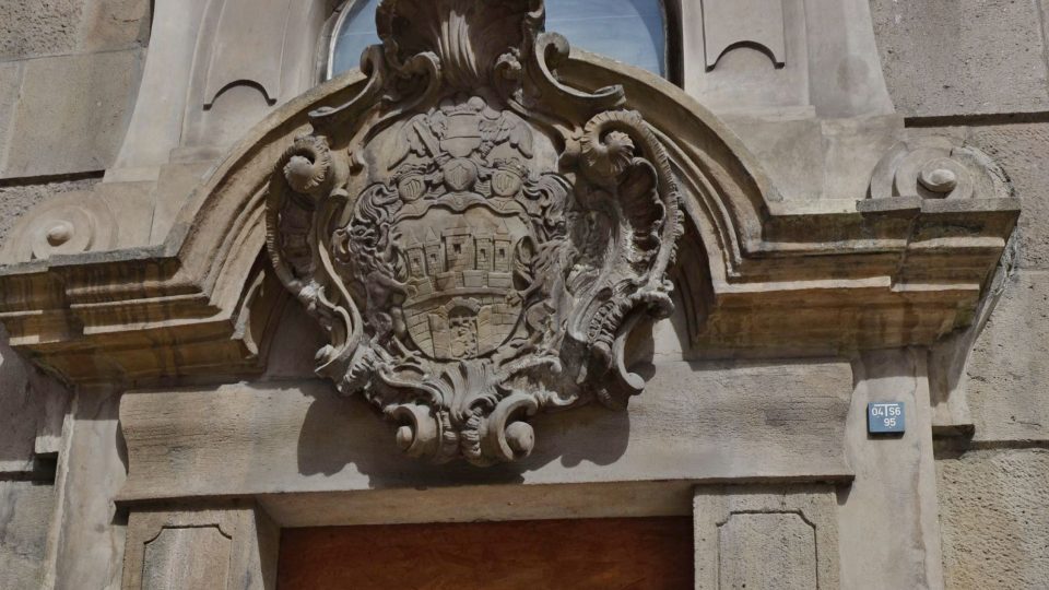 Nad vstupem do zvonice je umístěný znak Malé Strany.JPG