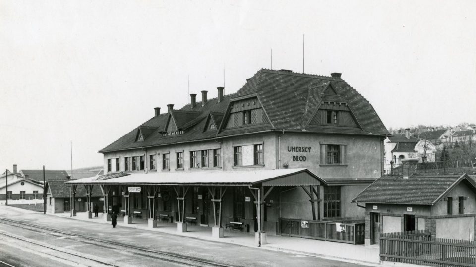 Budova nového uherskobrodského nádraží v roce 1931