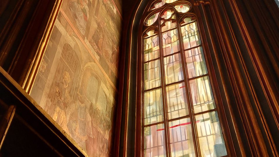 Plastické vitráže v oknech kaple jsou zdejšími nejmladšími uměleckými díly | foto: Jolana Nováková, Český rozhlas Plastické vitráže v oknech kaple jsou zdejšími nejmladšími uměleckými díly