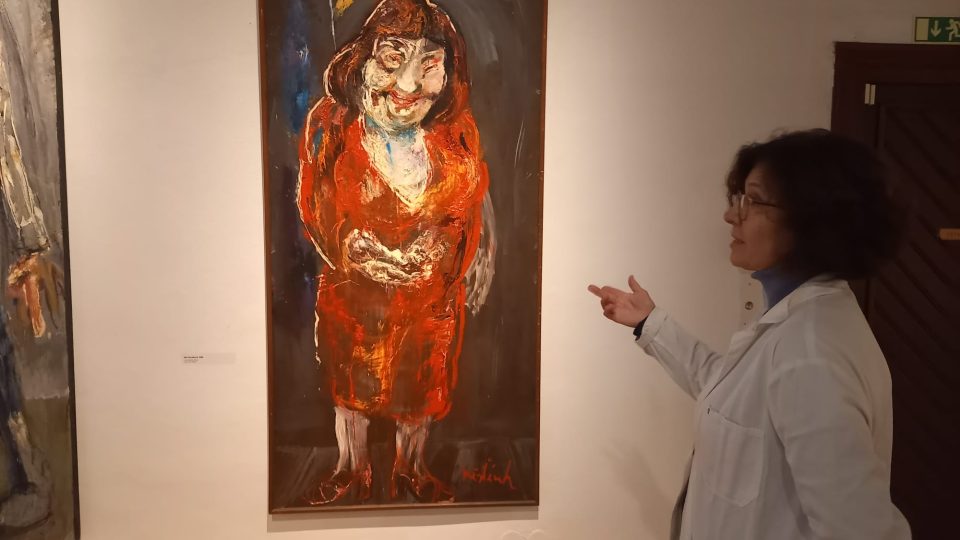 Milada Frolcová, kurátorka výstavy u jednoho z obrazů akademického malíře Tomáše Měšťánka.