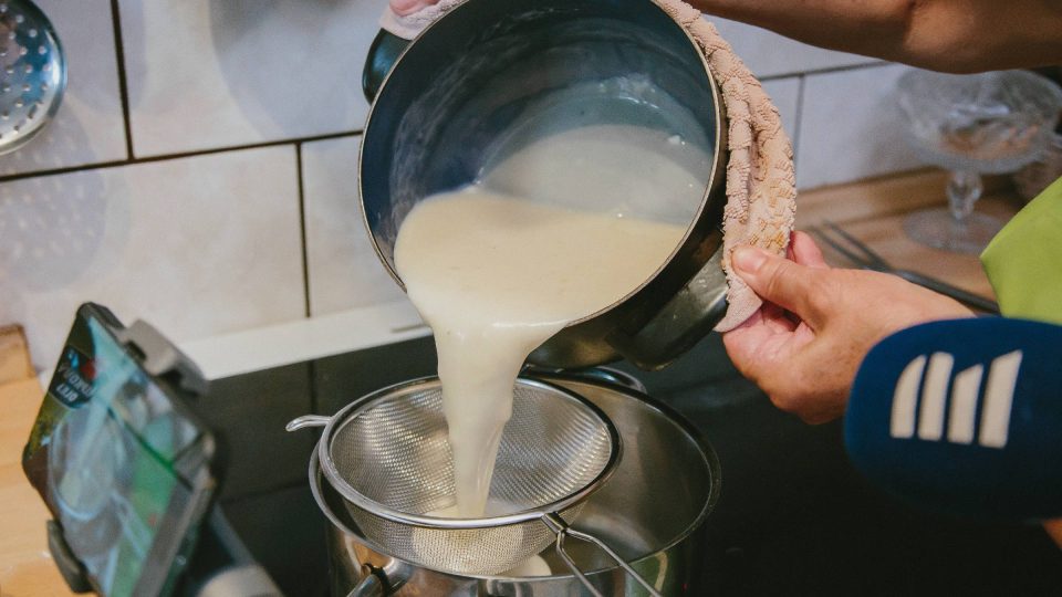 Omáčku zjemníme smetanou, povaříme a propasírujeme