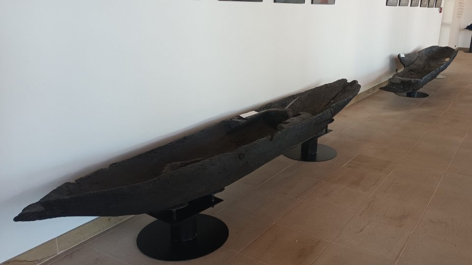 Lodě vyrobené z jednoho kmene se našly v korytě řeky Moravy | foto: Silvie Pospíšilová, Český rozhlas Lodě vyrobené z jednoho kmene se našly v korytě řeky Moravy