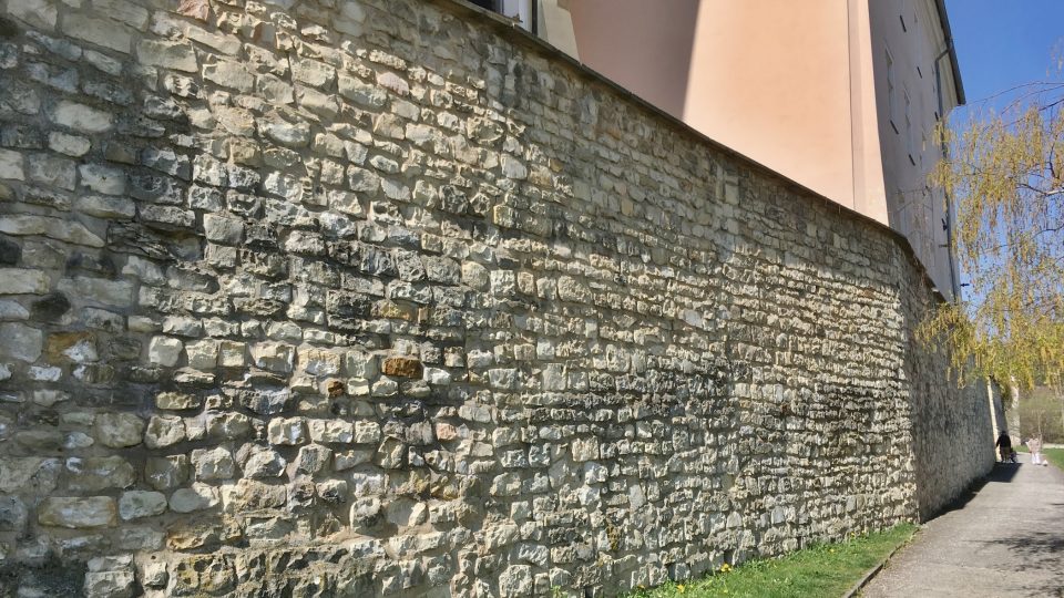 Část historických hradeb města Rokycany