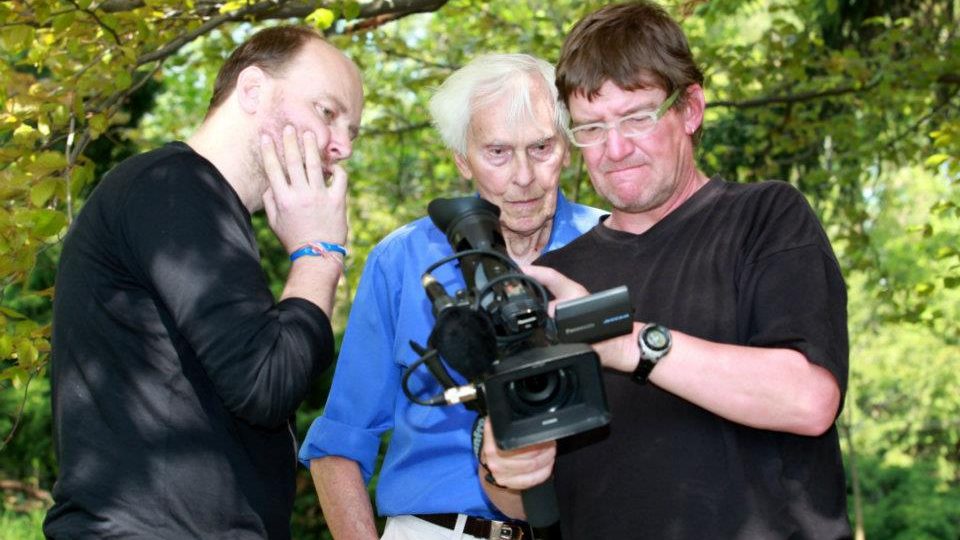 Režisér Petr Horký s Miroslavem Zikmundem při natáčení dokumentu k jeho 95. narozeninám