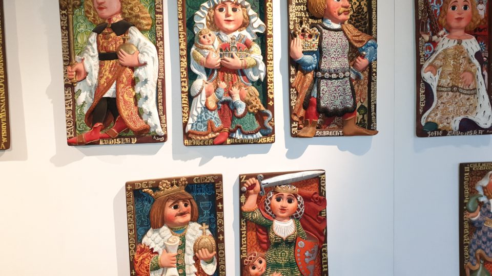 Muzeum Kroměřížska vystavuje barevné dřevořezby českých panovníků