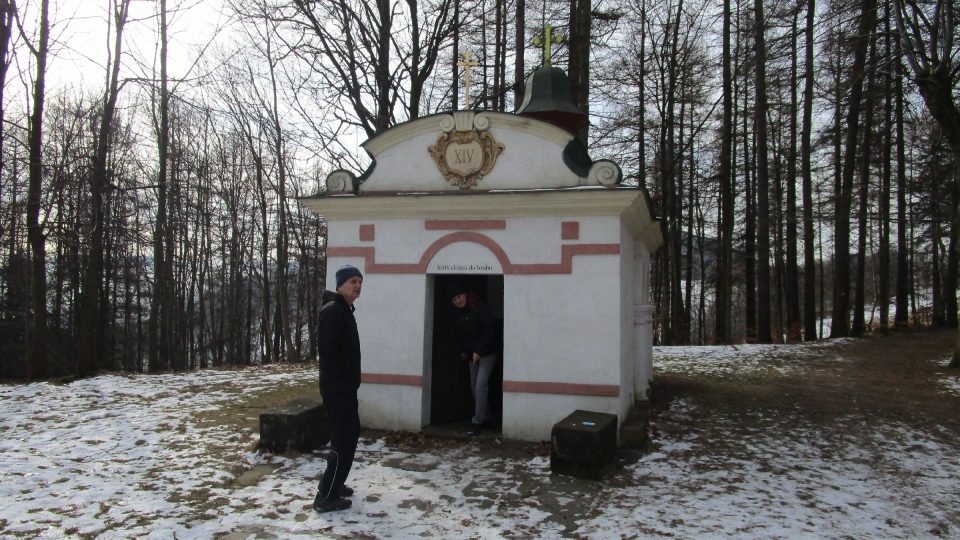 V roce 2017 prošel areál Křížové cesty renovací. Obnoveny byly obrazy na kapličkách, nápisy i samotná kaple | foto: Eva Bucharová, Český rozhlas V roce 2017 prošel areál Křížové cesty renovací. Obnoveny byly obrazy na kapličkách, nápisy i samotná kaple