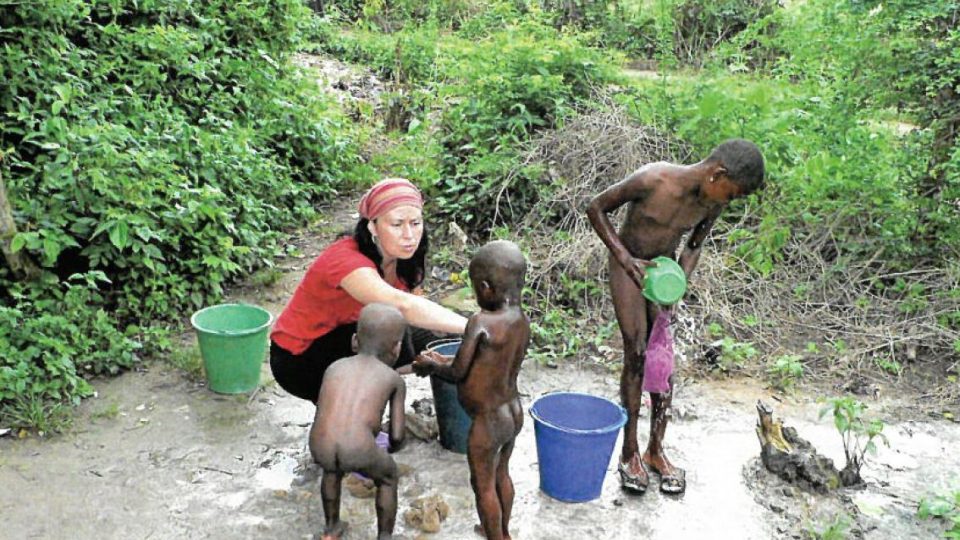 Gabriela Netopilová Sluštíková jako dobrovolnice v sirotčinci v Ghaně