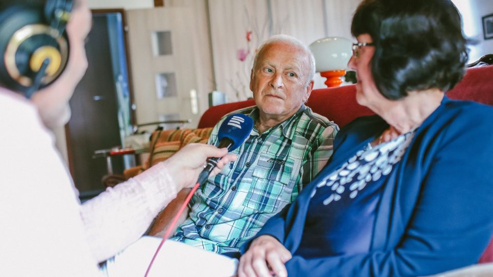 Manželé Hrobařovi vzpomínají na své začátky | foto: Jana Volková Manželé Hrobařovi vzpomínají na své začátky