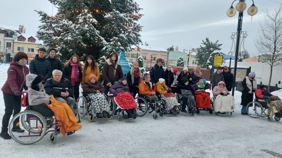 Rožnov pod Radhoštěm, studenti a senioři, vyjížďka k vánočnímu stromu (2023)