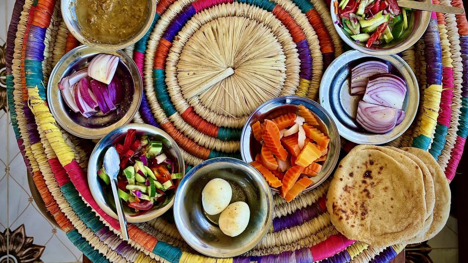 Bohatě prostřená tabule pravého egyptského jídla