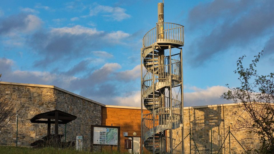 Rozhledna byla postavena v roce 2015, má celkovou výšku 10 metrů | foto: Zdeněk Truhlář, Český rozhlas Rozhledna byla postavena v roce 2015, má celkovou výšku 10 metrů
