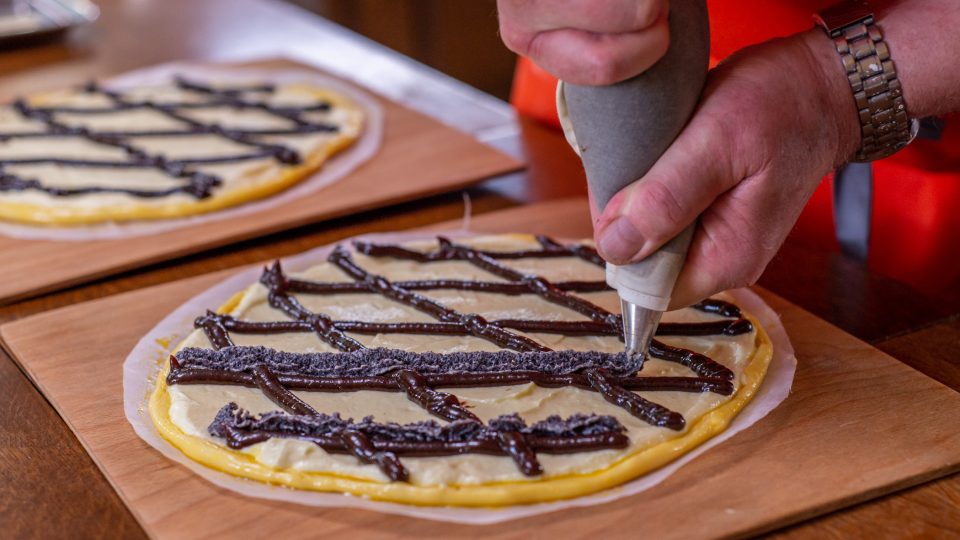 Na těsto klademe náplně pomocí cukrářského sáčku | foto: Martin Čuřík Na těsto klademe náplně pomocí cukrářského sáčku