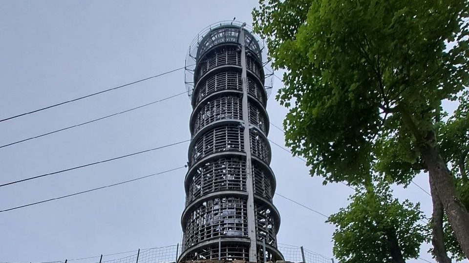 Stavba navržená architektem Martinem Rajnišem je s nadsázkou řečeno nejvýše položený maják na světě