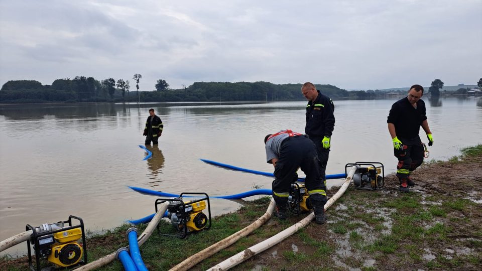 Kněžpole, stav hráze 17. 9. 2024, odčerpávání vody z polí v okolí Kněžpole