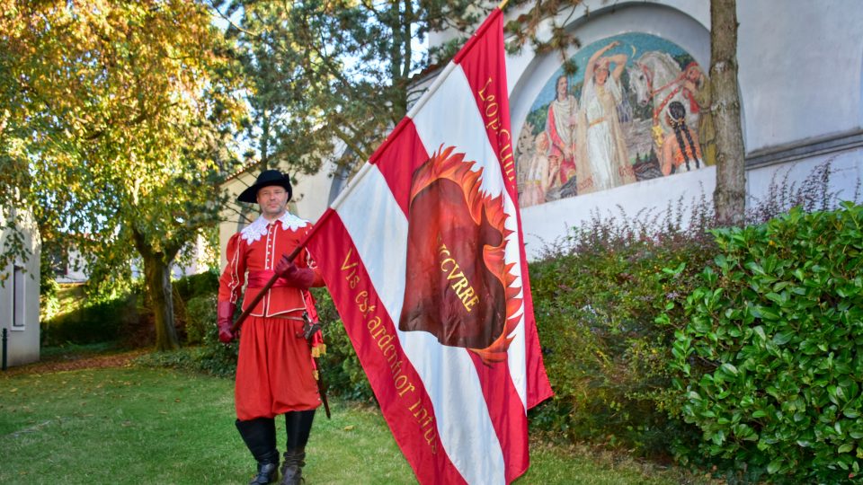 Evžen Petřík, velitel kroměřížských Biskupských manů, s replikou historického praporu, pod kterým Kroměřížané v roce 1643 bránili město