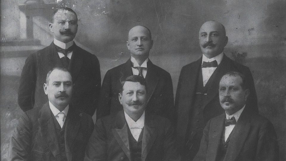 Okolo roku 1900 - dole uprostřed Zikmund Jelínek, nahoře uprostřed soudce Lebeda