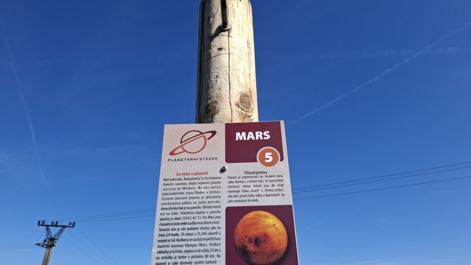 Modely planet jsou vytvořené v měřítku 1 : 1 miliardě, maketa Marsu proto není zrovna největší