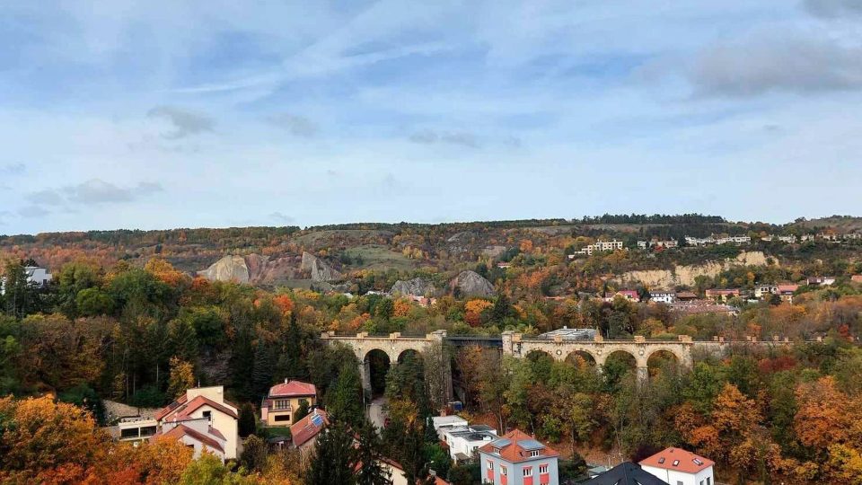 Už cesta na Barrandov podél dráhy zvané Pražský semmering a hlubočepských skal je zážitkem