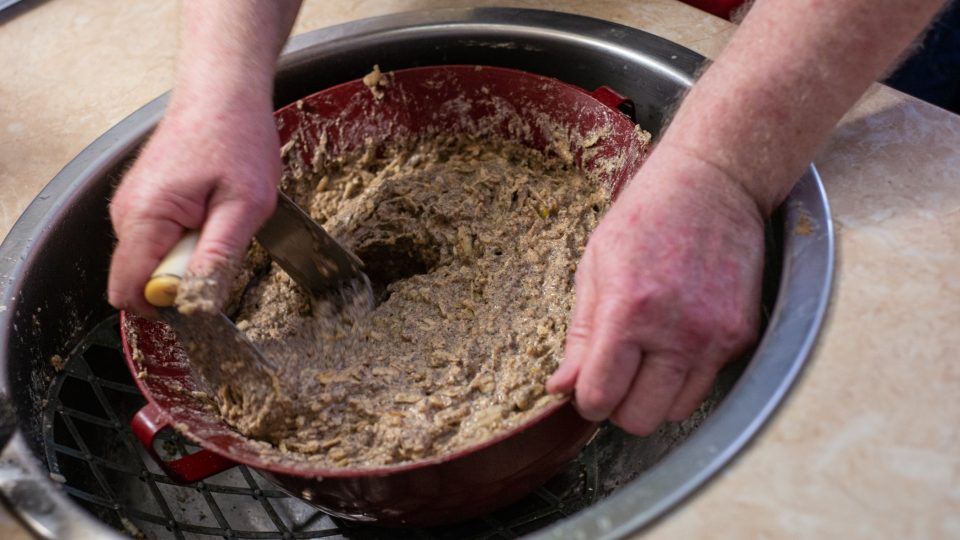 Řeznickým ručním hnětačem promícháváme celkem 10 minut | foto: Martin Čuřík Řeznickým ručním hnětačem promícháváme celkem 10 minut
