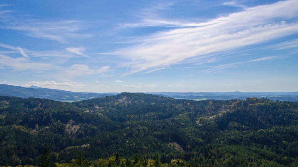 Výhled na Ještěd a Ralskou pahorkatinu | foto: Jaroslav Hoření, Český rozhlas Výhled na Ještěd a Ralskou pahorkatinu