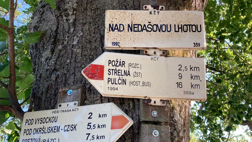 Stezka Českem s Veronikou: Rozcestník nad Nedašovou Lhotou