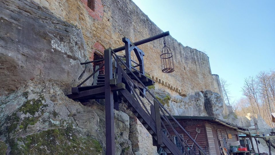 Do paláce je možné vejít nově postaveným schodištěm se zatím prázdnou  klecí na šizuňky a čarodějnice