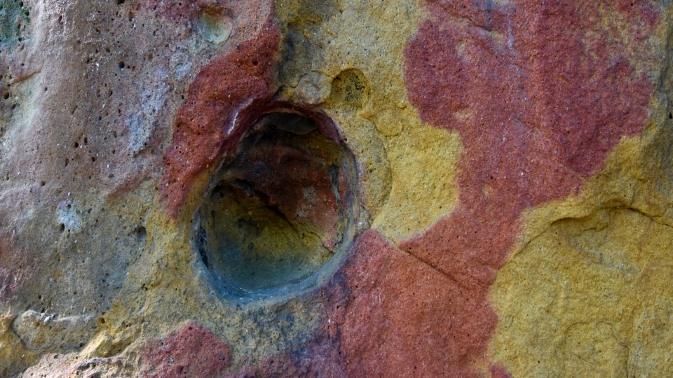 Čertův kámen, Provodov na Zlínsku, díry ve skalisku