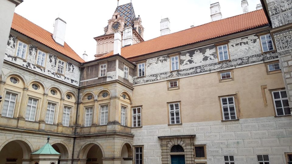 Nádvoří zámku Brandýs nad Labem je zatím bez návštěvníků
