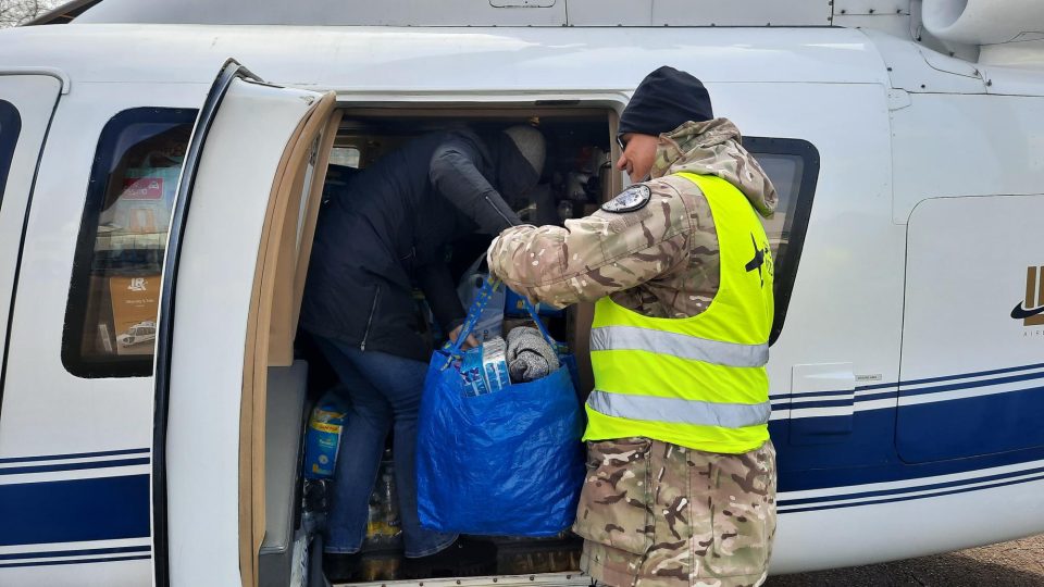 Vrtulníky z Kunovic vezou pomoc pro Ukrajince